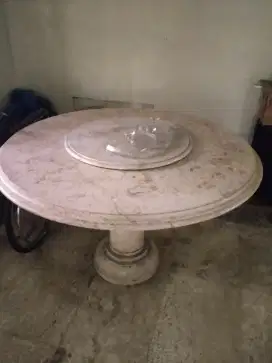 Meja makan marmer bulat