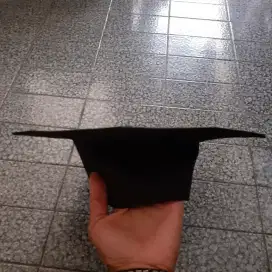 Topi toga tali hitam