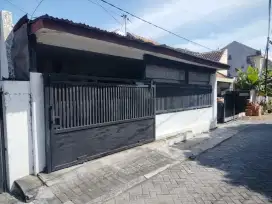 Jual Rumah Lama Hitung Tanah Siap Huni Dekat Masjid