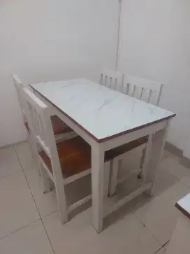 Di jual  satu set meja makan.(fast respond 085seribu77498)