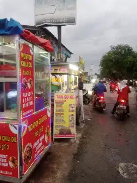 Etalase besar bekas jualan