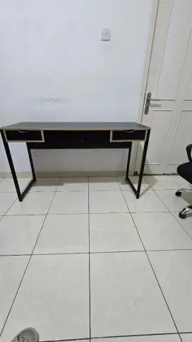 Meja Kerja Kayu ada 2 Laci