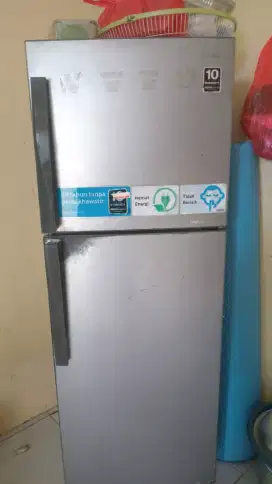 Jual atau tukar tambah kulkas 2pintu merk Samsung dgn kulkas 1 pintu