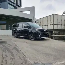 TOYOTA VOXY 2.0 AT 2018 HITAM