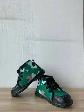 Sepatu Boots Anak Laki-laki Camo – Ukuran 29, Tali Hitam, Kuat & Keren
