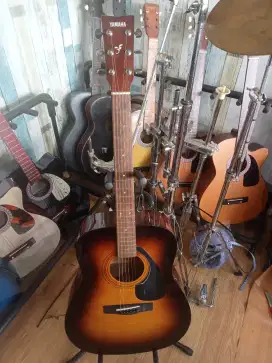 Gitar Yamaha F310 original kondisi masih sperti baru likenew byk bonus