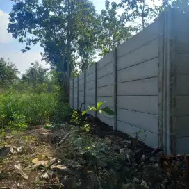 Pagar panel dan kawat duri