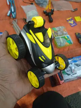 Mobil stunt berguling otomatis pake batre