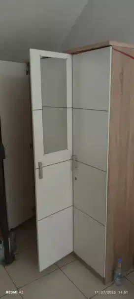 LEMARI PAKAIAN 3 PINTU ADA KACA BARU SEBULAN BELI