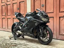 Kawasaki ZX25R Std 2024 Metallic Spark Black