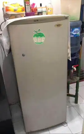 Freezer sanyo bekas baik