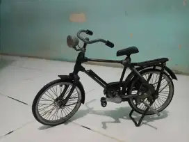 Pajangan rumah di atas meja dan lemari kaca
