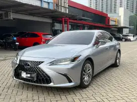 LEXUS ES300H ULTRA LUXURY AT 2023 GREY ON BLACK LOW KM TOP CONDITION