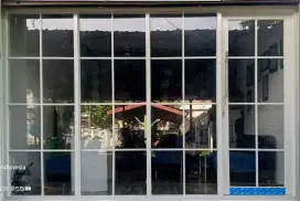 Partisi kaca aluminium