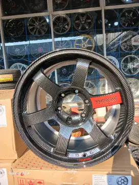 Rays te37 carbon ring 18x9 pcd 6x139,7 et 0 4pcs. Fortuner pajero