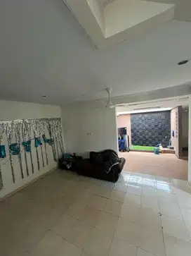 Rumah halaman luas di taman harapan baru bekasi