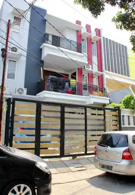 HOT SALE! Investasi Rumah Kos 3 Lantai dngn 14 Kamar di Kelapa Gading