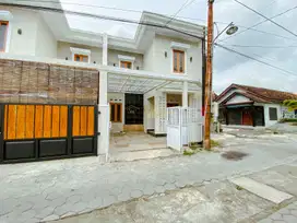 1 UNIT RUMAH BARU, 2 LANTAI, 7 MENIT KE KAMPUS UPN DI MAGUWOHARJO
