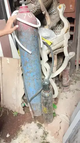 Tabung oksigen kecilHitam klo ygBesar beda harga kalo 2 tabung jd1,4jt