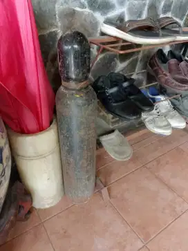 Tabung oksigen kecilHitam klo ygBesar beda harga kalo 2 tabung jd1,4jt