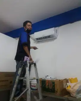 Panggilan jasa AC bocor ke rumah