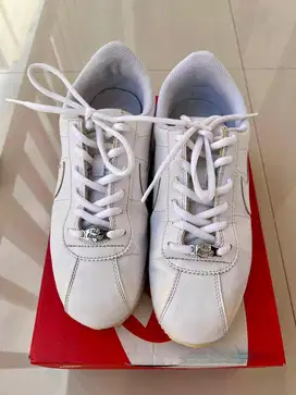 Dijual Sepatu Bekas Seperti Baru