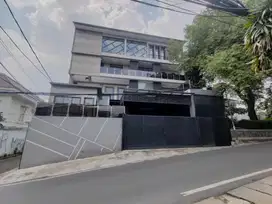Rumah Hoek Mewah di Kemang Utara, Hanya 15 Menit ke Tol Ampera