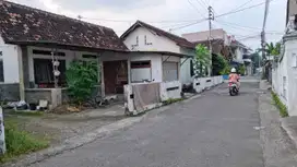 Tanah Bonus Rumah Di jl. Monjali  Dalam Ringroad Dekat JCM, Kampus UGM