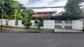 Dijual Rumah lama Nyaman dan asri berlokasi strategis dekat Sta. MRT