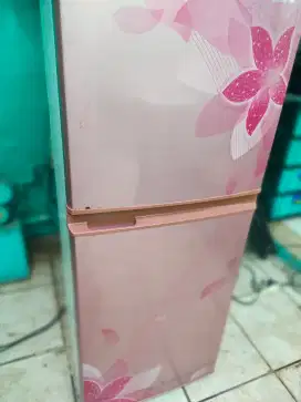Jual kulkas Sharp 2 pintu masih ORI dan murah bagus
