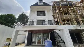 1,5Km dari MRT Lebak Bulus. Rumah mewah 3 lantai di Jakarta selatan