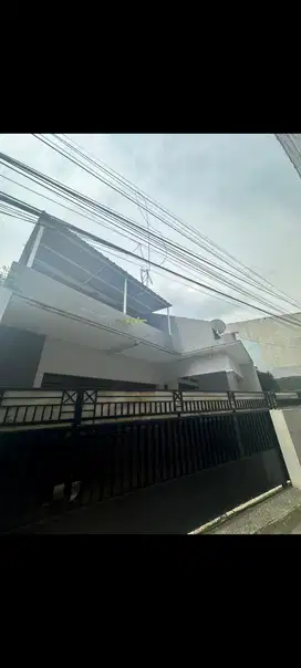 DISEWAKAN RUMAH 2LANTAI KOKOH SIAP HUNI SELANGKAH DARI RAYA CONDET