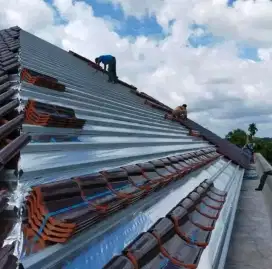 Tukang renovasi dan atap bocor
