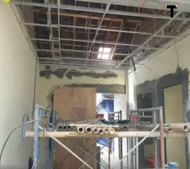 Tukang renovasi dan atap