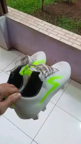 Sepatu Bola Specs