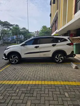 Toyota Rush TRD 2019 A/T Putih, pakai pribadi wanita.