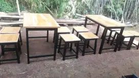 Meja dan kursi kayu
