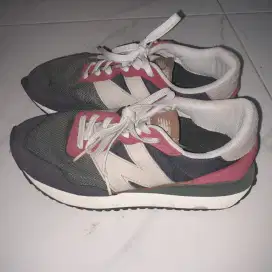 Sepatu Kets Nb 237