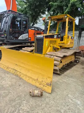 Bulldoser doser D5C seri 3 6 piston