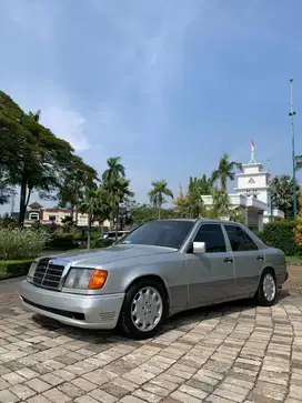 Dijual Mercedes-Benz 300E Manual Transmisi Tahun 1990
