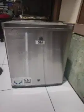 Kulkas Mini Portable merk Gea Normal