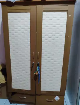 Lemari baju bahan kayu