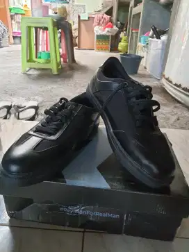 Sepatu reylman pria