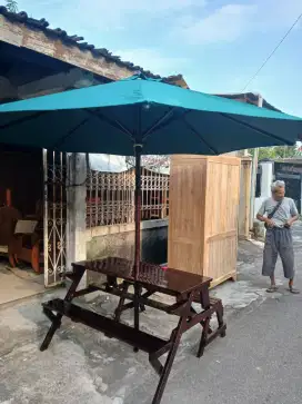 Meja Magic Payung Taman dilihat jadi kursi