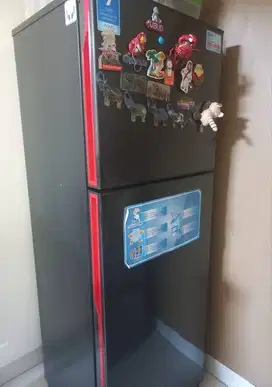 kulkas/lemari es 2 pintu merk Aqua Japan No Frost 270 L