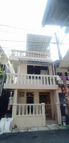 Disewakan rumah ANTI BANJIR daerah jakarta pusar 2,5 lantai