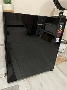 Kulkas mini polytron hitam