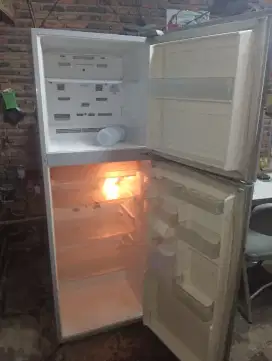 Kulkas 2 pintu merk HITACHI