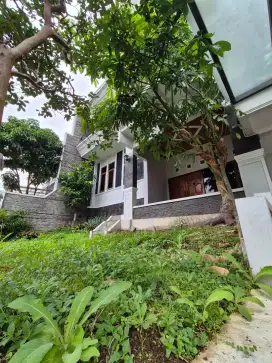 Disewakan Cepat Rumah 2 Lantai di Babakan Jeruk dengan Taman Besar