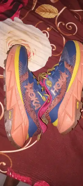 Sepatu hoka skyline